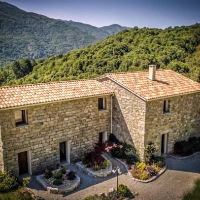 Maison d'hôtes Zella à Guitera les Bains. Vue aérienne de la ferme en pierres de taille.