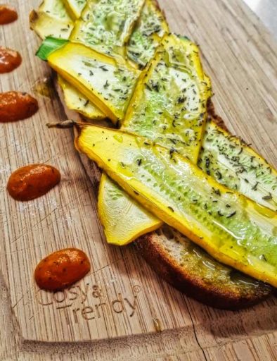 bruschetta aux courgettes jaunes du jardin.