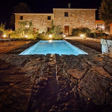 Maison d'hôtes Zella à Guitera les Bains en Corse. Vue de la ferme et du bassin en pierres de taille. Photo de nuit