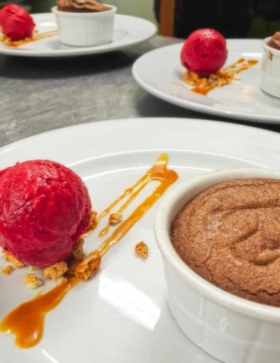 Maison d'hôtes Zella en Corse. Soufflé à la châtaigne avec sa glace aux fruits rouges.