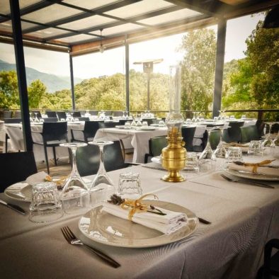 Banquet sur la terrasse de la maison d'hôtes Zella en Corse