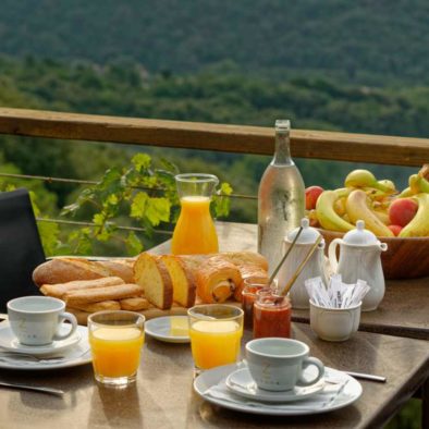 Petit-déjeuner sur la terrasse de la Maison d'hôtes Zella en Corse